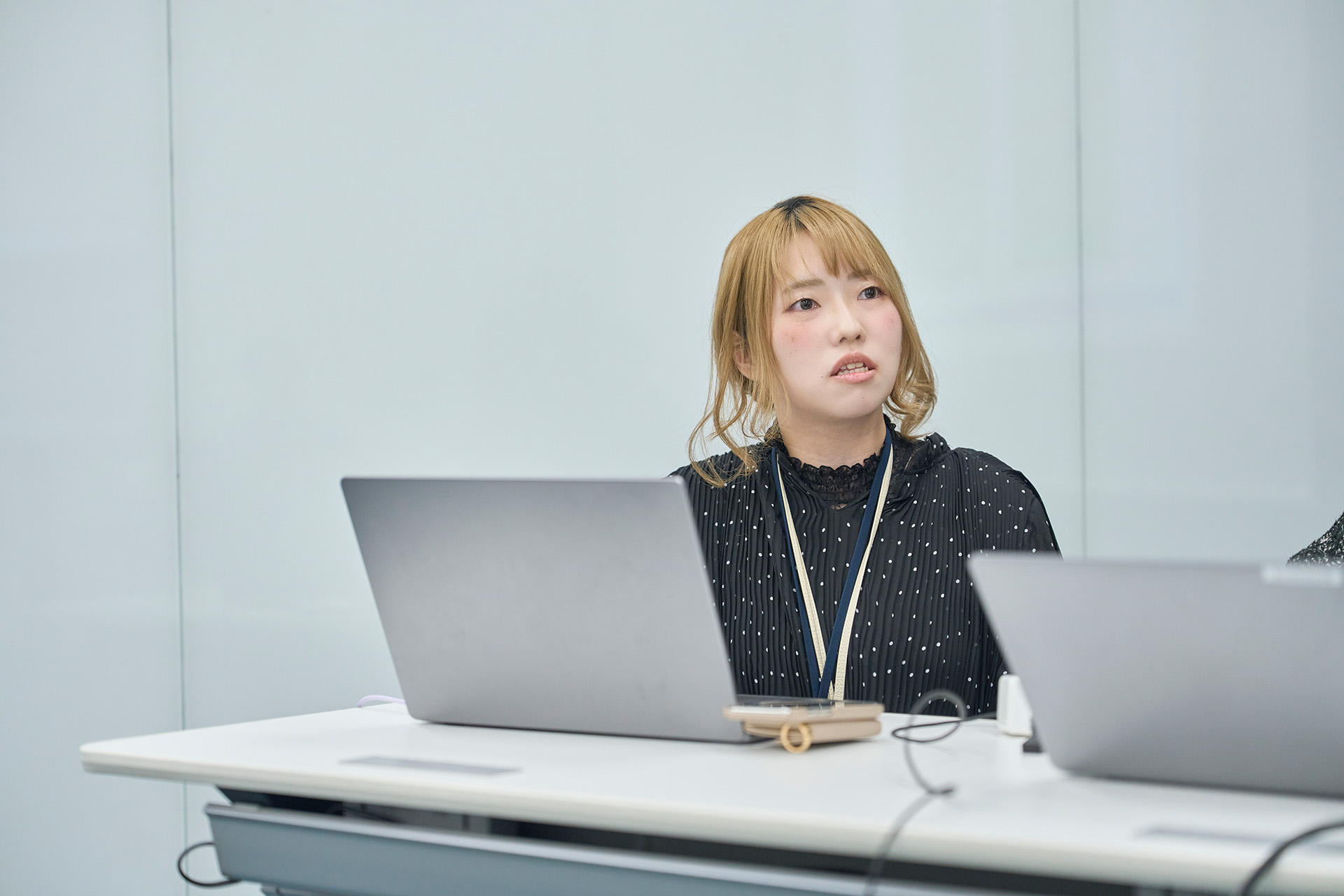 写真：ワークショップで話を聞く西垣戸