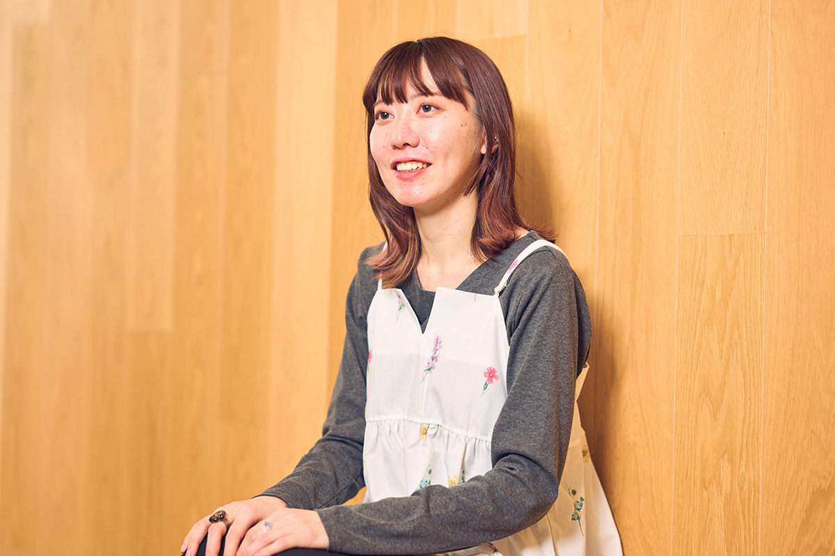 写真：インタビューに答える小尾口陽菜