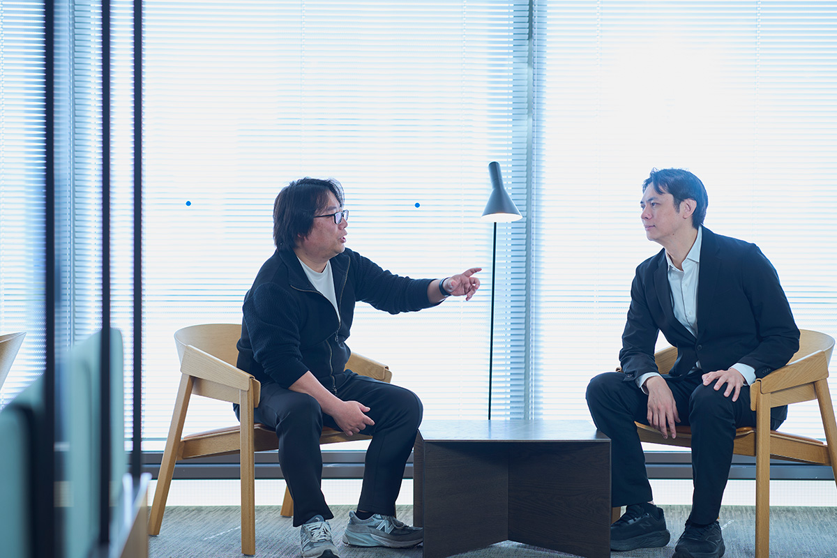 写真：AI普及でクリエイターの役割転換を語る和田 純一（左）と山本 覚（右）