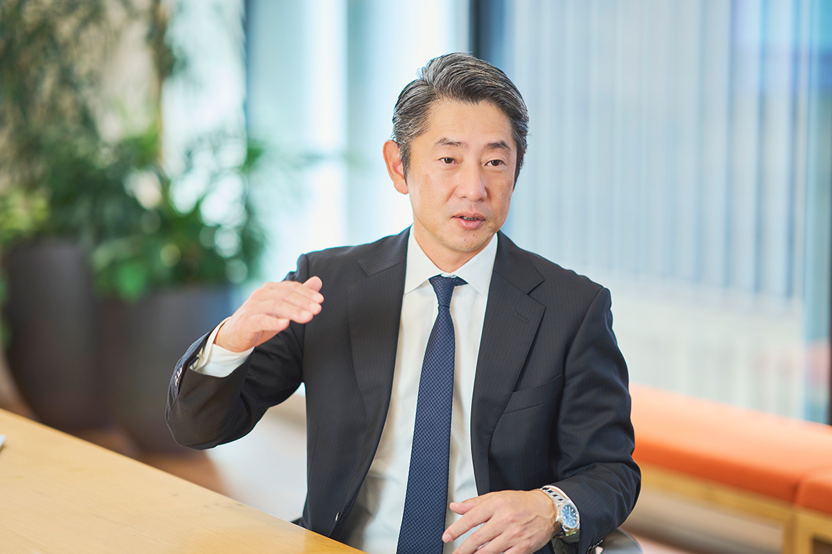 写真：国内中心からグローバル連携拡大への期待を述べる浦野 敦資氏