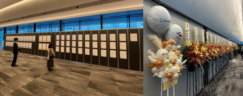 写真：掲載されたポスターを眺める人と、フラワースタンド