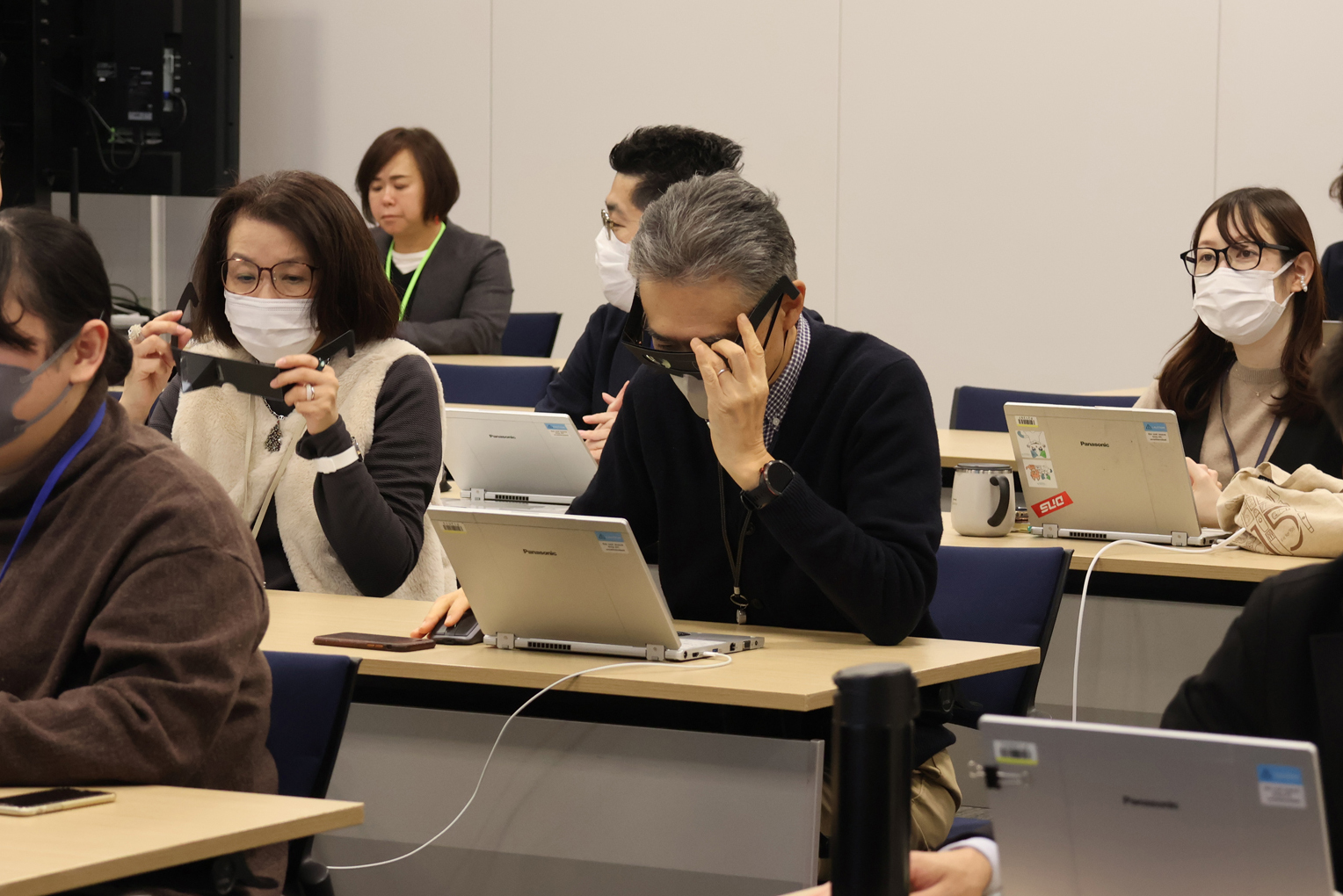 写真：ロービジョン体験キットを使用する参加者