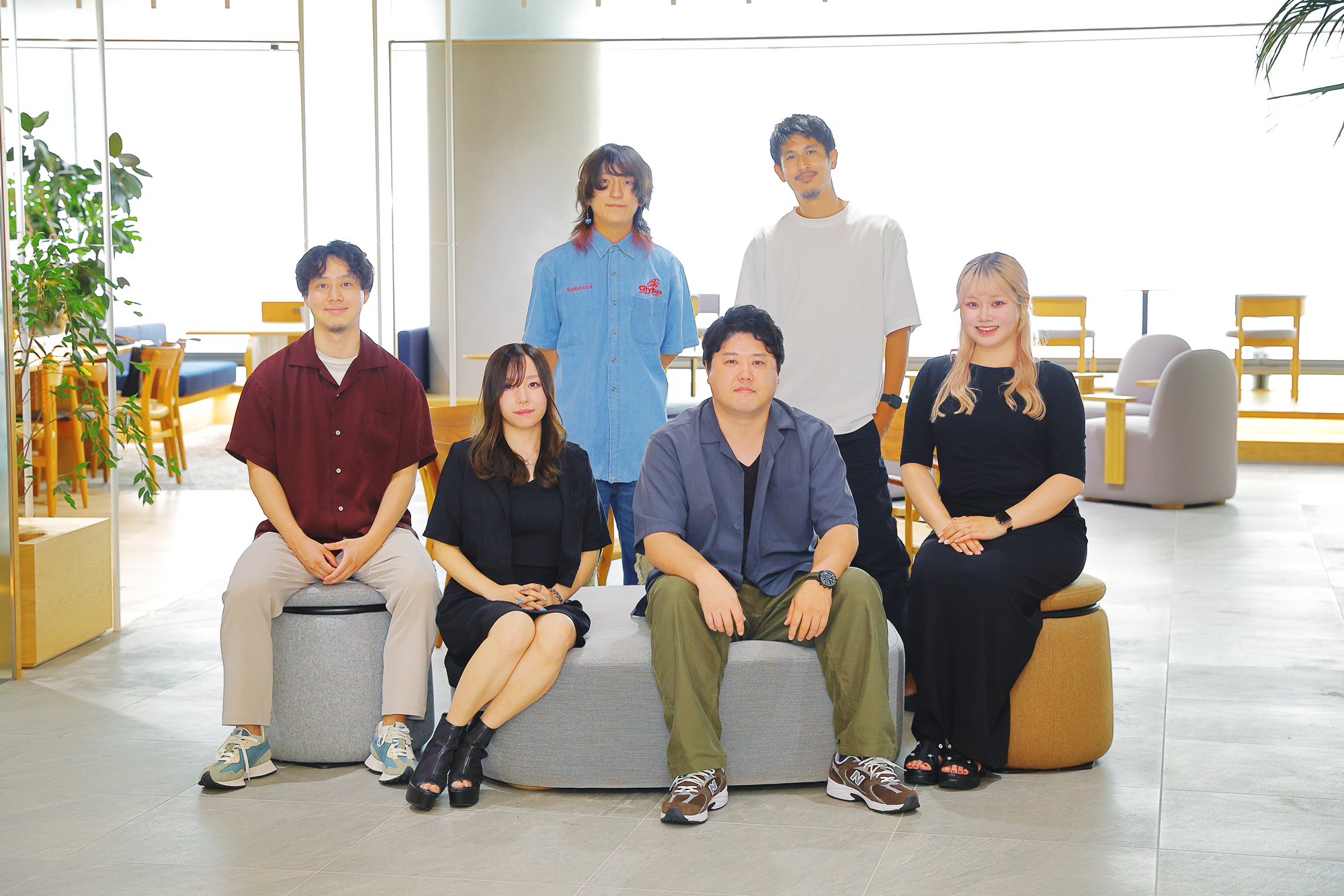 DEAIBOOKSプロジェクトのメンバー。後方左から中居誠大(CW)、興津隼人(ST)、前方左から隅谷大貴(CP)、出宮百合絵(PL)、村上一輝(CD)、平松玲奈(AD) 