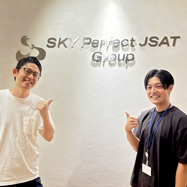 スカパーJSAT株式会社<br>メディア事業部門 コミュニケーション本部 コミュニケーションデザイン部 フロントデザインチーム：安永 風太氏（チーム長）、鎌田 脩平氏