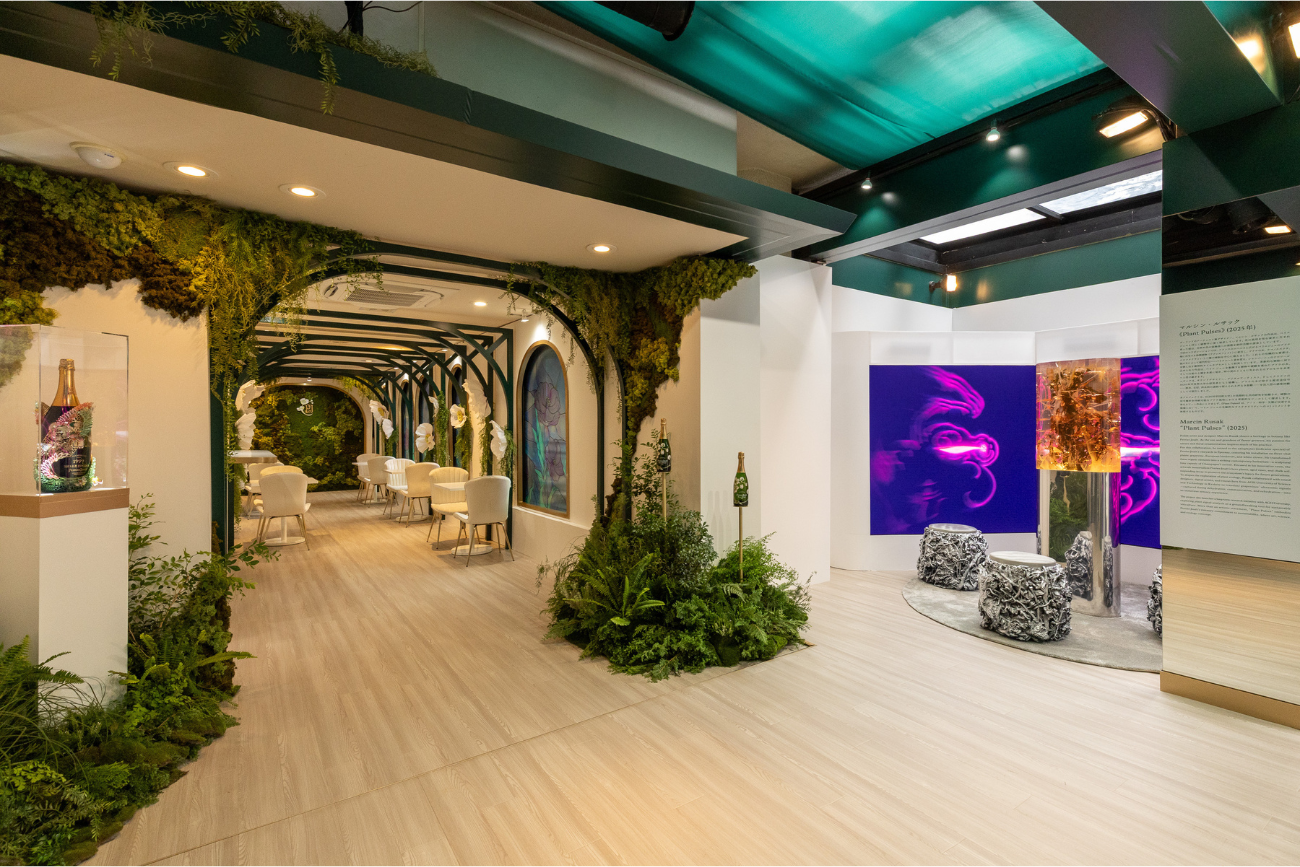 マルシン・ルサック氏のアート作品が展示された、ペリエ・ジュエのイベント会場2階の内観