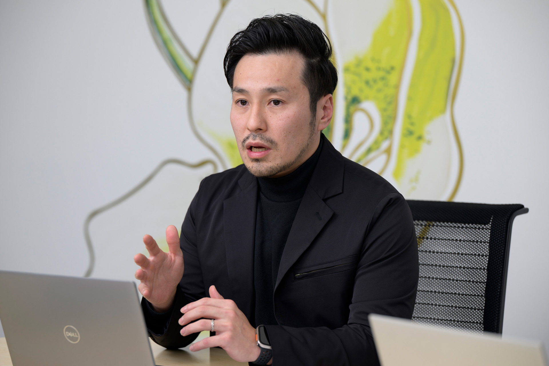 LINEを通じた顧客体験や戦略設計について身振りを交えて語る、電通の工藤亮