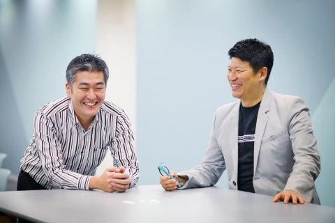 左から、竹下康介氏、金用國氏（電通）