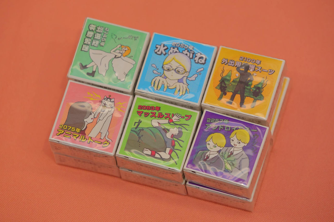 出展ブースへの来訪者にノベルティとして配布したガム。遠い未来を空想し、存在するかもしれない商品や社会現象がコミカルに描かれている。