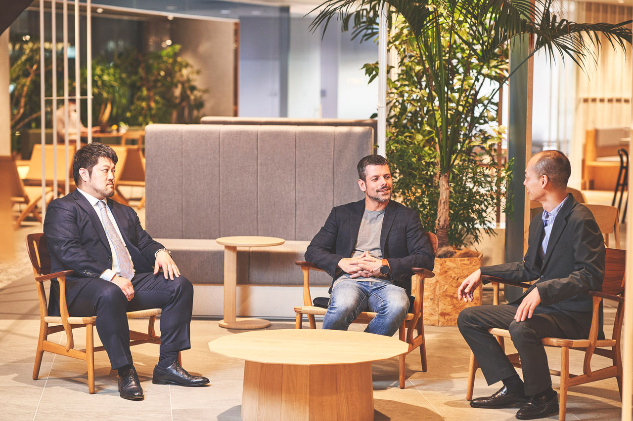 電通デジタル・足立 比呂、マークル・パトリック デロイ氏、電通デジタル・鈴木 大介