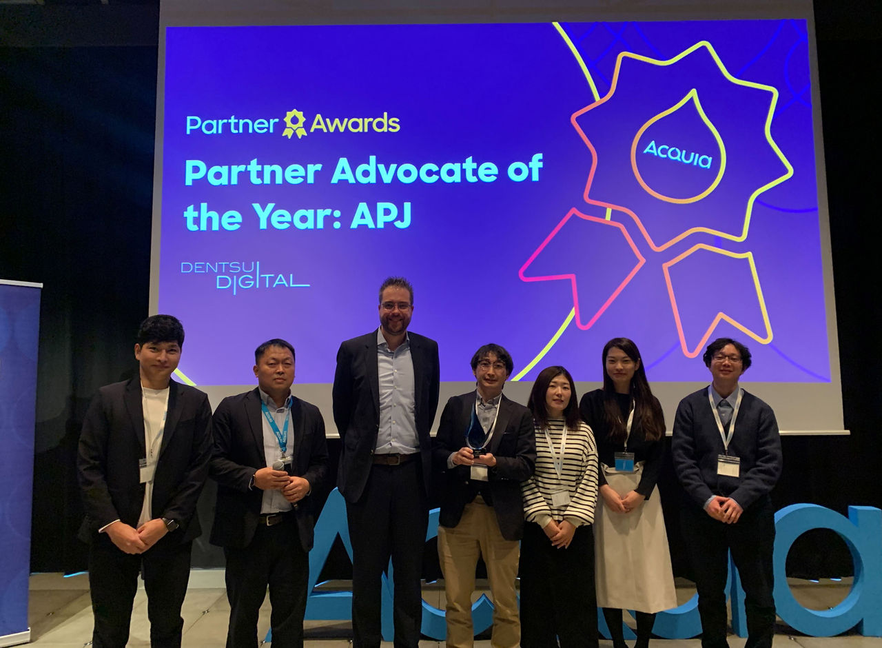 2023 Partner Awardsの授賞式では、Acquiaの共同設立者兼CTOドリス氏（左から3番目）より直々にトロフィーを贈呈された 