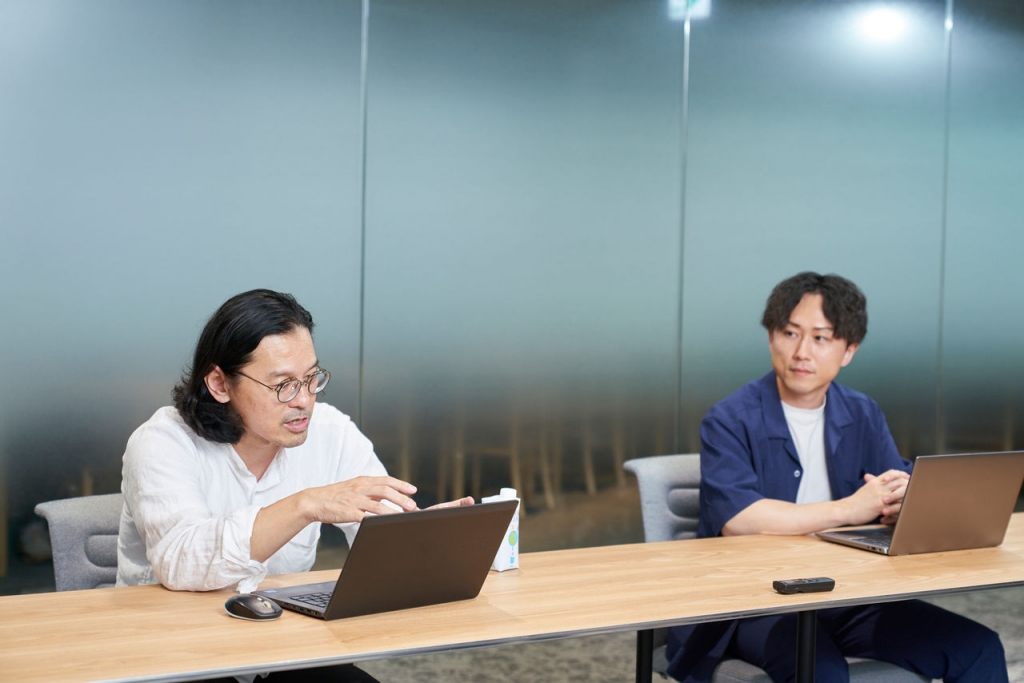 藤田：リテールメディアの活用と聞くと、メーカー企業の中には「目の前にある短期的な売上を期待した販促施策」と捉える方もいらっしゃるでしょう。しかし、そこがゴールではありません。売上が伸びれば、それだけデータも豊富に蓄積されることになります。        そのデータをより上流のプランニングへフィードバックして、中長期的なブランド戦略に結び付けていくことで、ブランディングからマーケティング、販促というサイクルがスムーズに動いていくと考えられます。私たちはその伴走者でありたいです。        「電通グループ＝ブランディング」だけではなく、店頭での販促領域に従事してきたグループ企業の知見を活かして、具体的な事業成長につながるプランニングを推進しています。そういった事例を当社のオウンドメディアで詳しく紹介していますので、あわせてご覧いただけると嬉しいです。 