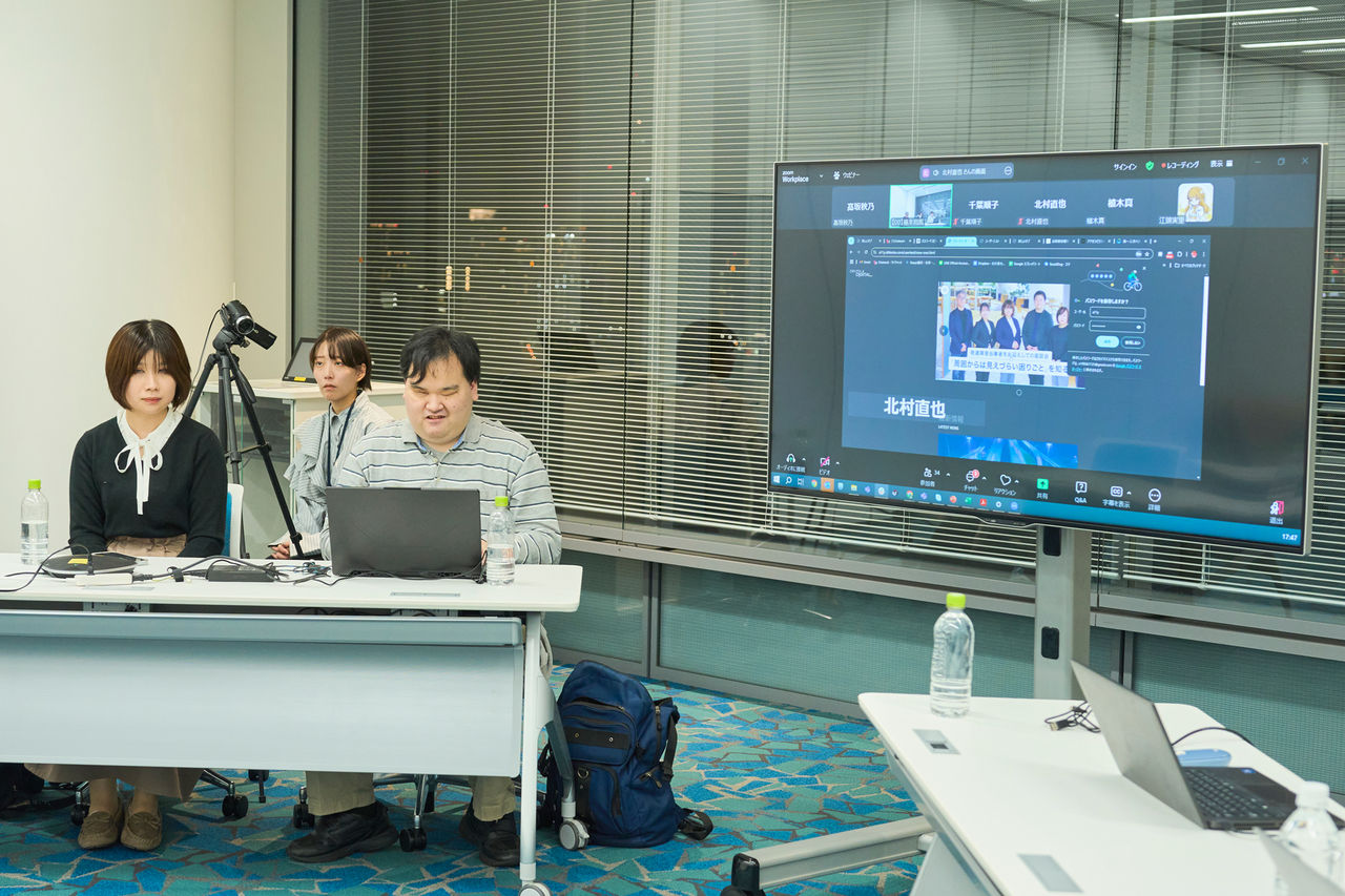 写真：北村さんと江頭さんが登壇していて、北村さんがPC操作をモニタに投影して実演している