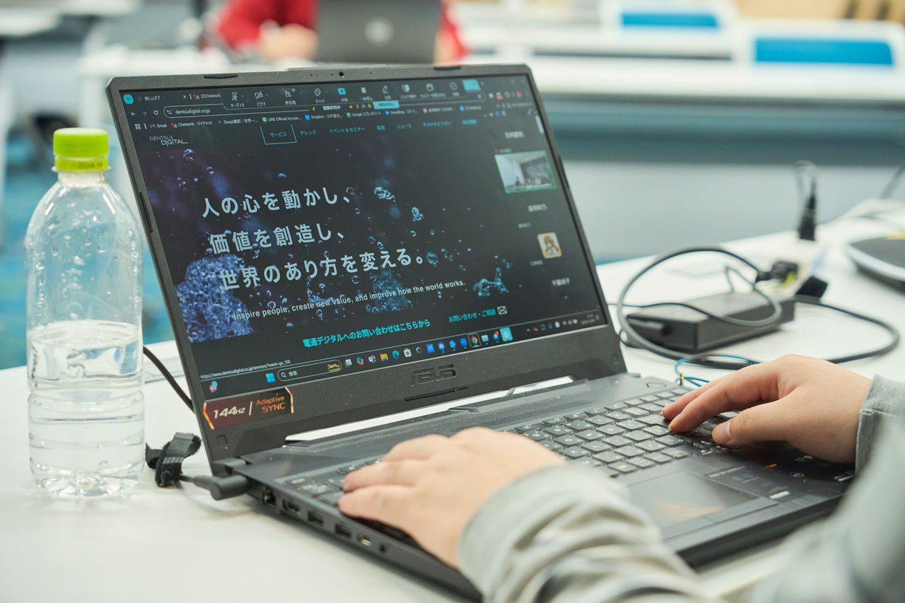 写真：キーボード操作でウェブサイトを閲覧している北村さんの手元