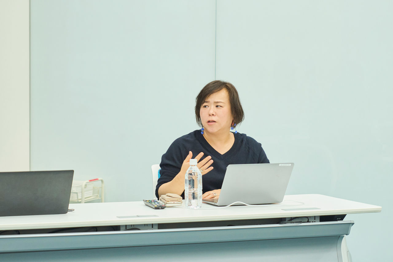 写真：勉強会の締めくくりを話す千葉