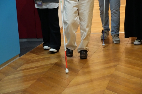 写真：白杖を持って社内を歩く参加者達の足元