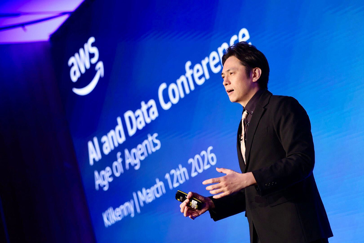 写真：登壇している山本