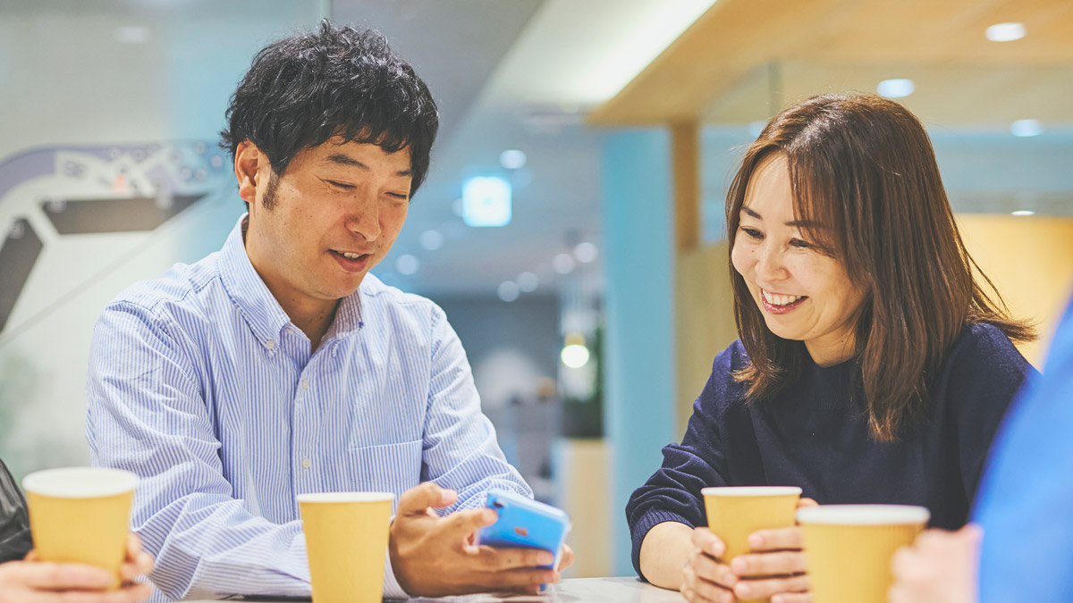 写真：上司と会話をしている生澤さん
