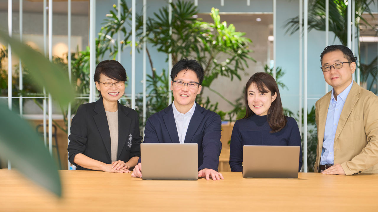 写真：橋本さんとグループメンバー