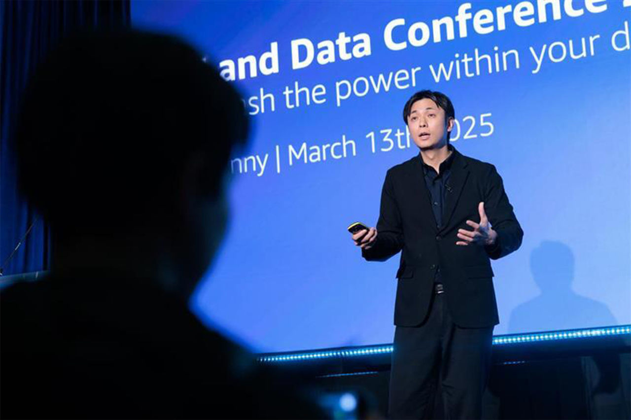 Image: Satoru Yamamoto speaking on stage.