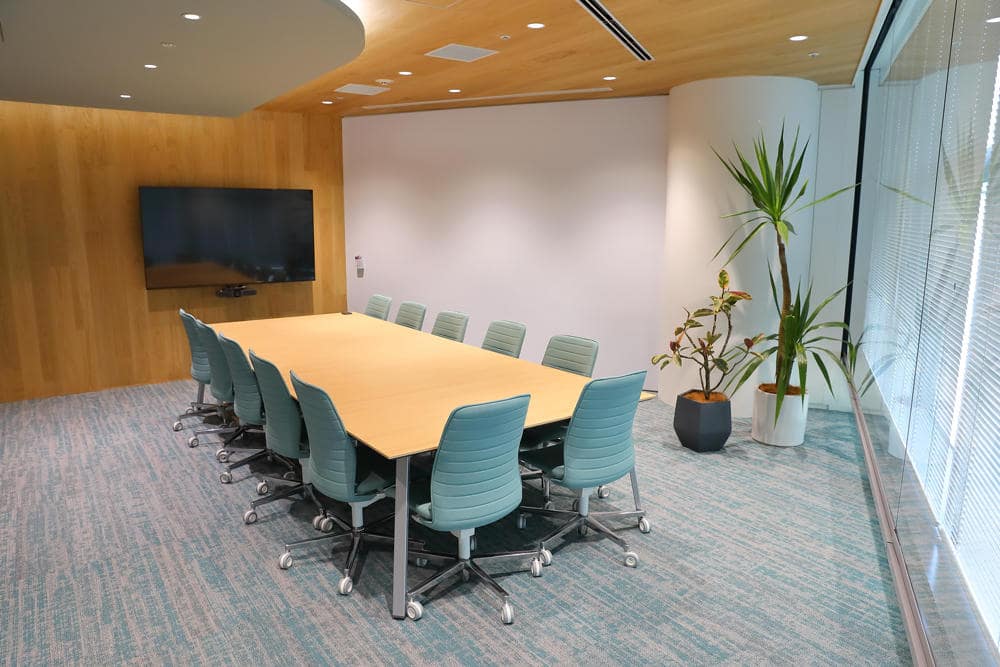 うップンすっきりペーパーの展示の様子を写したもの。高さ2メートルほどのブースの白を基調とした壁一面に、5列かける4段、合計20個のトイレットペーパーホルダーが取り付けられている。ホルダーにはそれぞれうップンすっきりペーパーがセットされている。