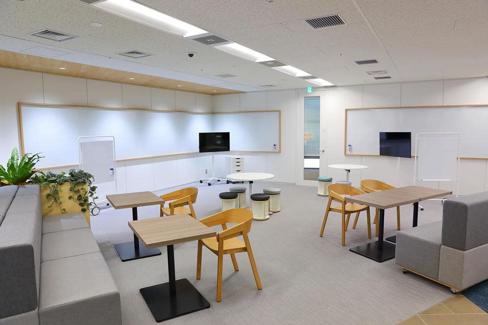 うップンすっきりペーパーの展示の様子を写したもの。高さ2メートルほどのブースの白を基調とした壁一面に、5列かける4段、合計20個のトイレットペーパーホルダーが取り付けられている。ホルダーにはそれぞれうップンすっきりペーパーがセットされている。