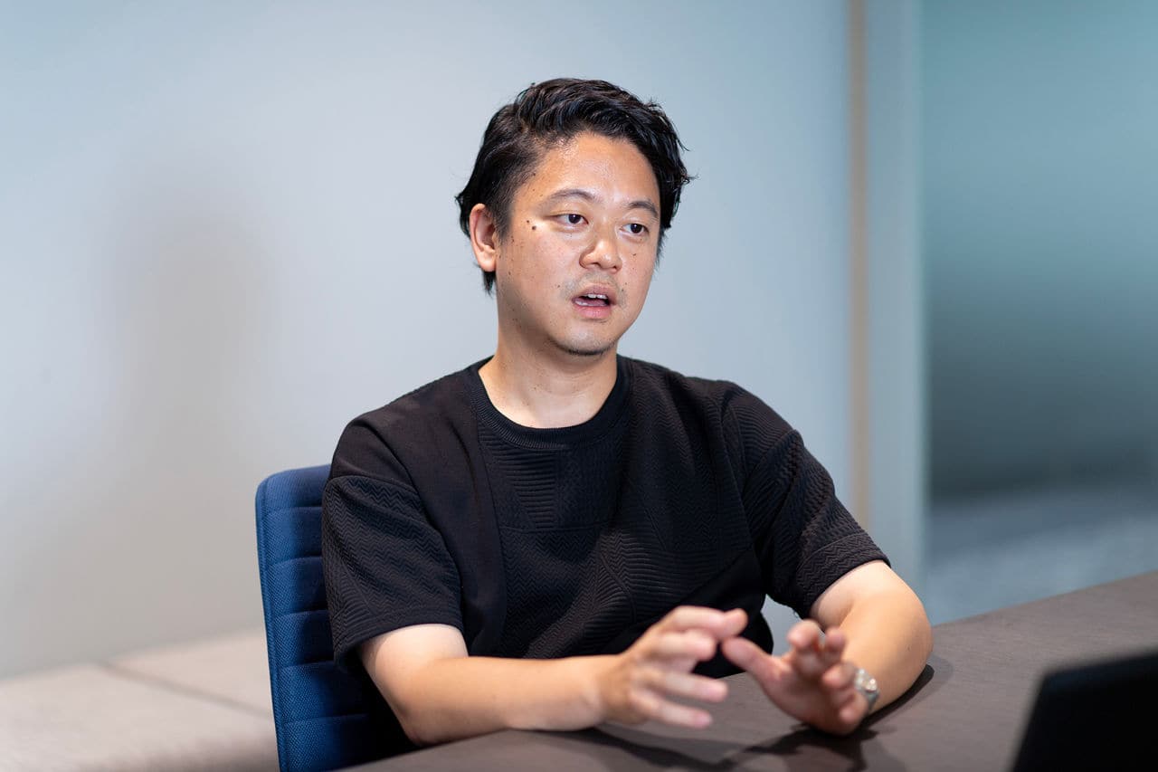 写真：営業戦略部誕生の背景や特徴を語る岡田