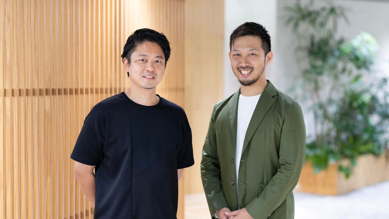 写真：電通デジタルのオフィスで並ぶ、岡田 健太郎（左）、一宮 慎治（右）