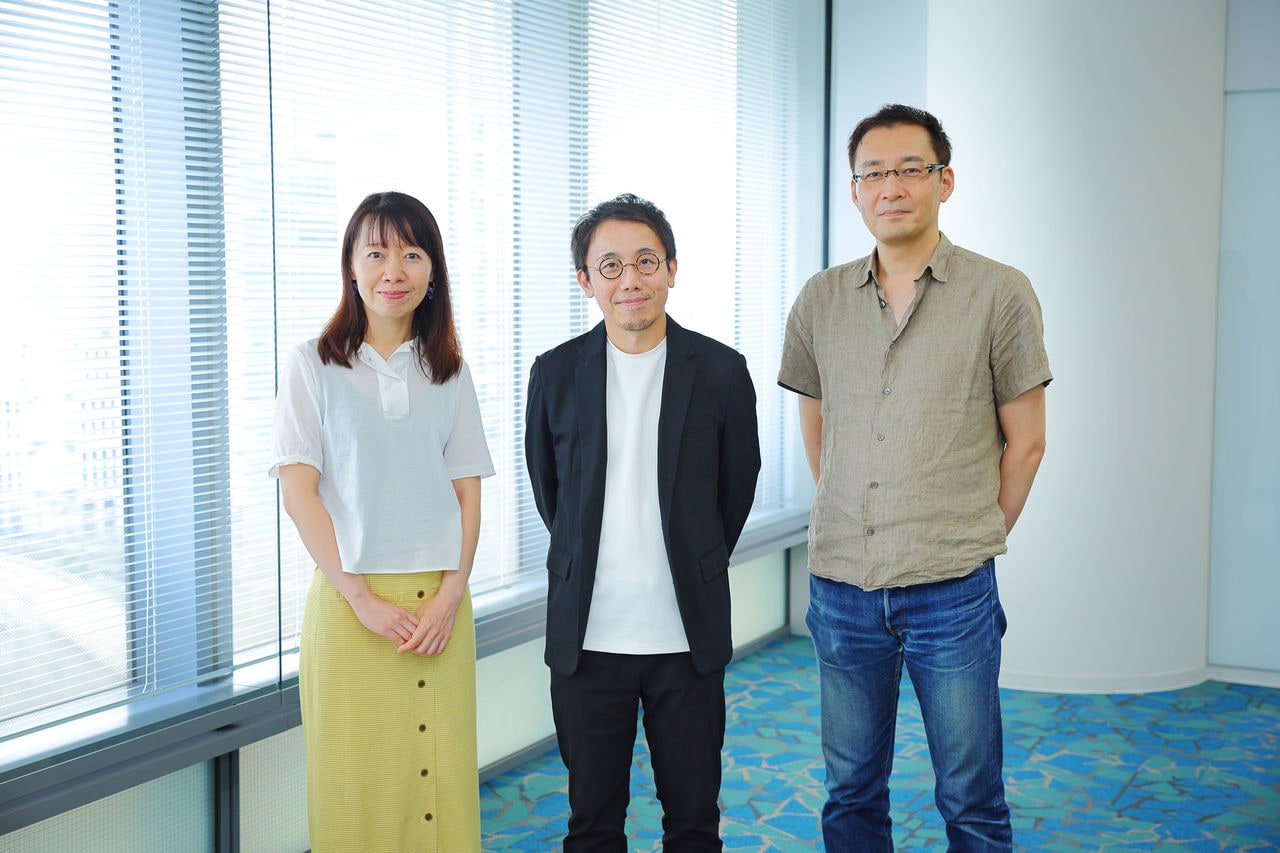 写真：電通デジタルのオフィスで並ぶ運営メンバー