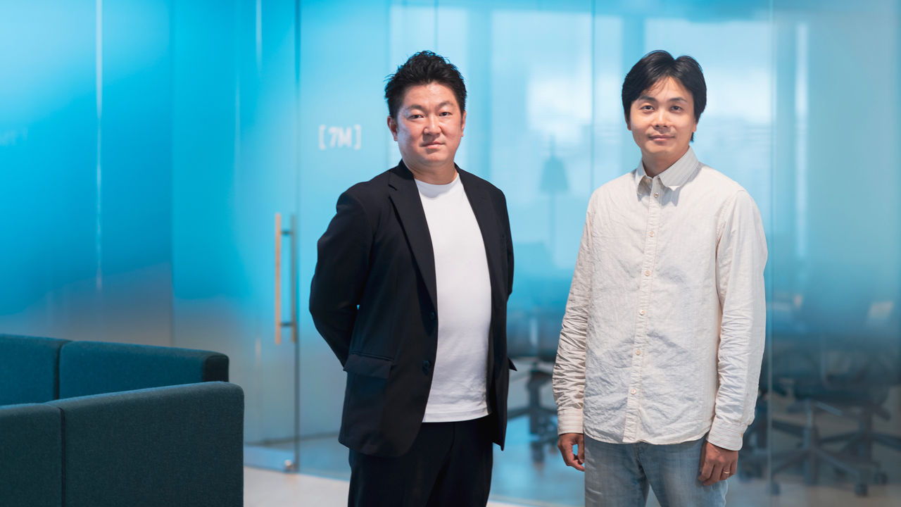 写真：電通デジタルのオフィスで並ぶ、橋本 裕太朗（左）、小林 圭（右）