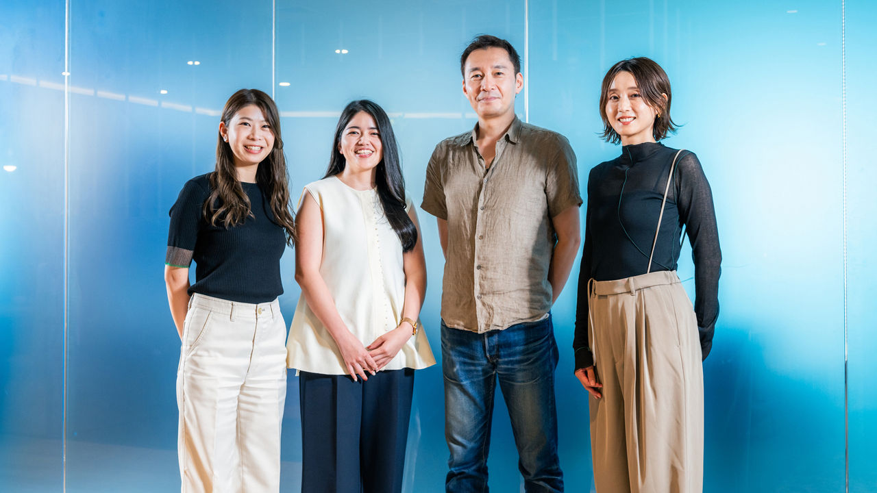 写真：電通デジタルのオフィスで並ぶ、今泉 直美（左）、寺田 茜（中央左）、大橋 厚志（中央右）、渡黒 絵梨奈（右）