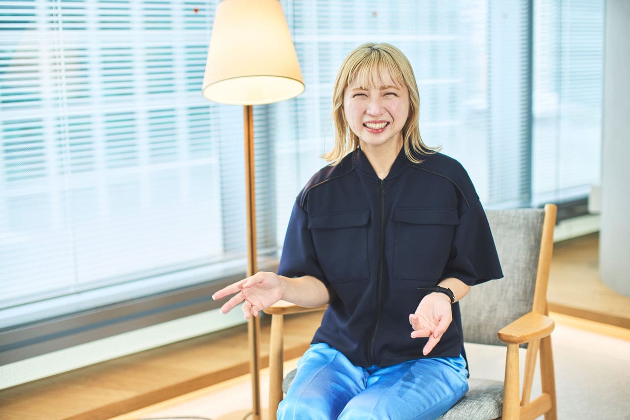 写真：営業戦略部のやりがいを語る西本