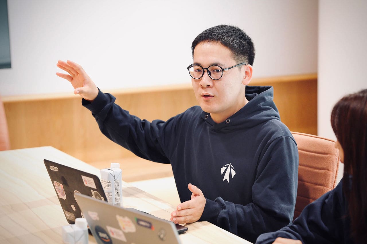 写真：BPOとAIの開発に携わるやりがいを語るフレル