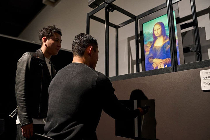 写真：「モナリザ」の作品下にある体験口に手を差し入れ、感触を確かめる若生選手