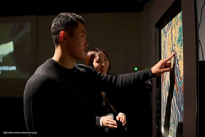 写真：「下野黒髪山きりふりの滝」の立体的な表面を指先でなぞる若生選手