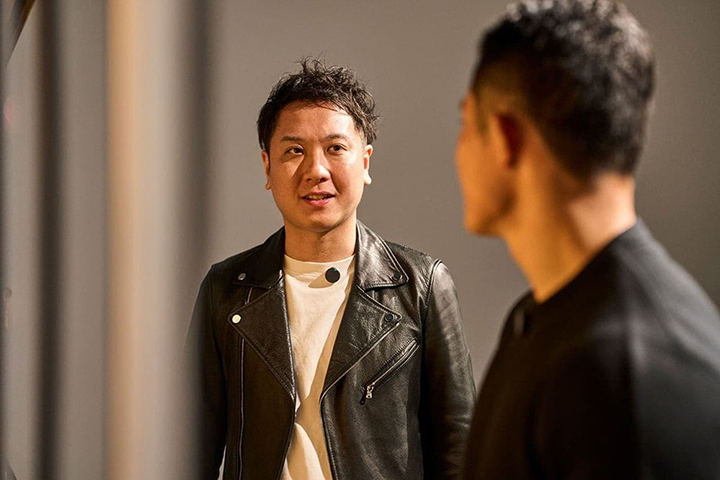 写真：若生選手の感想を聞く澤田