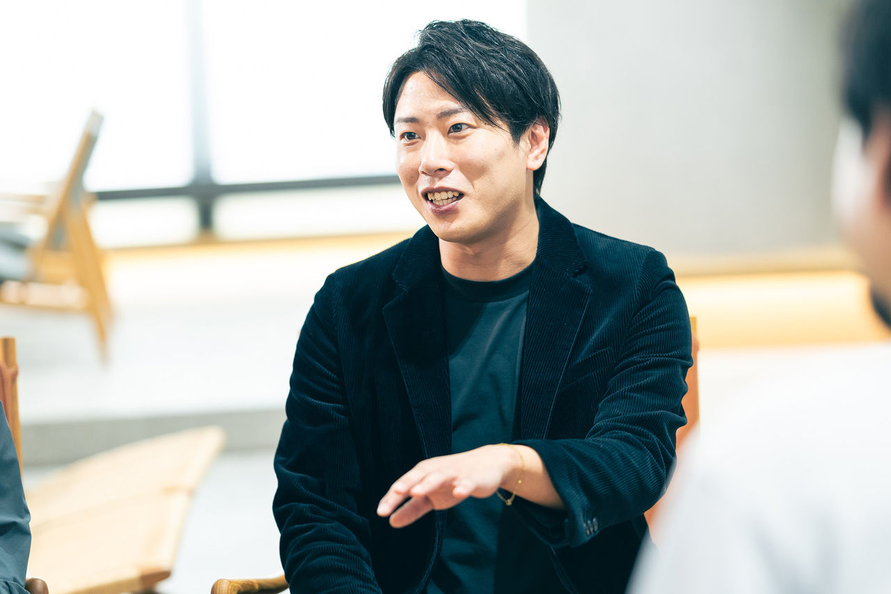 写真：最終プレゼンへ向けた社内広報の効果を語る町