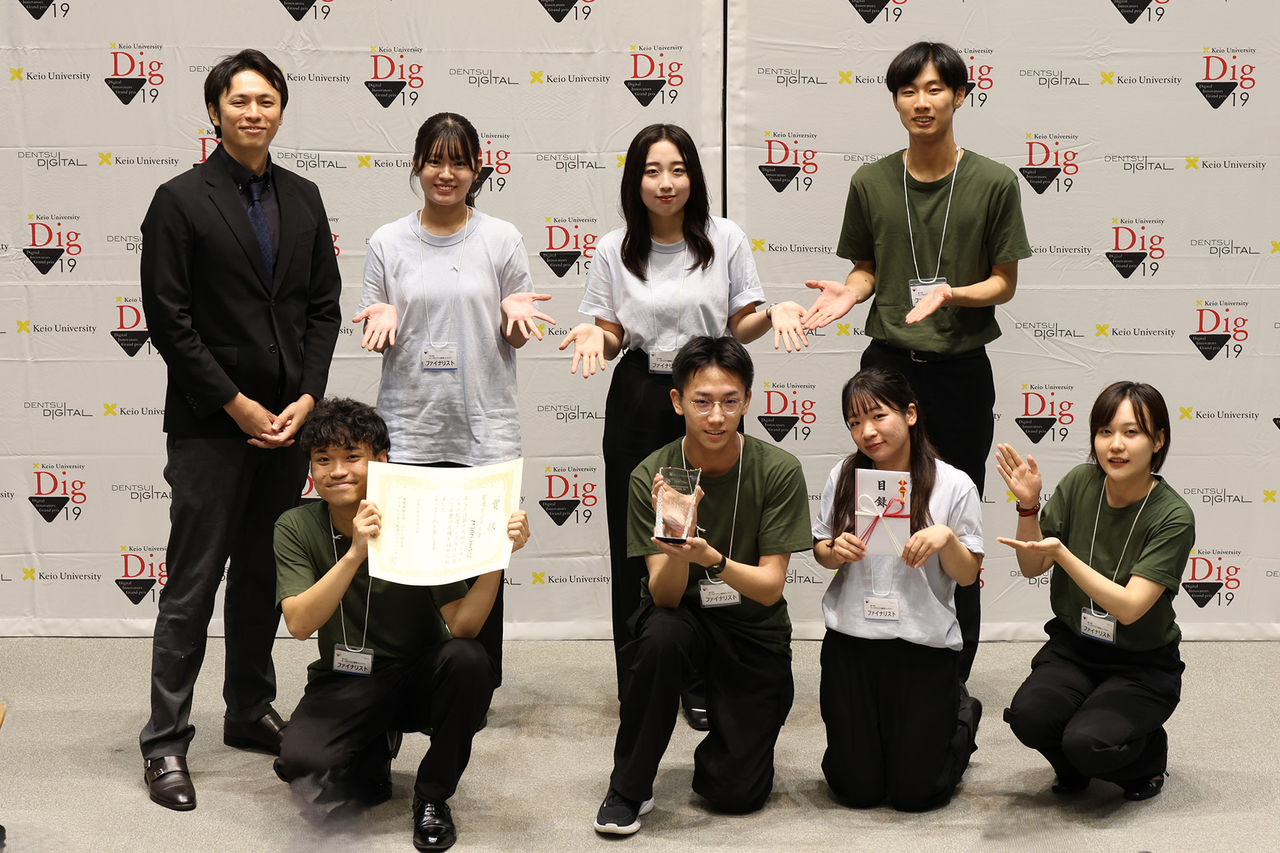 写真：電通デジタル賞を受賞したチームメンバーと山本の集合写真