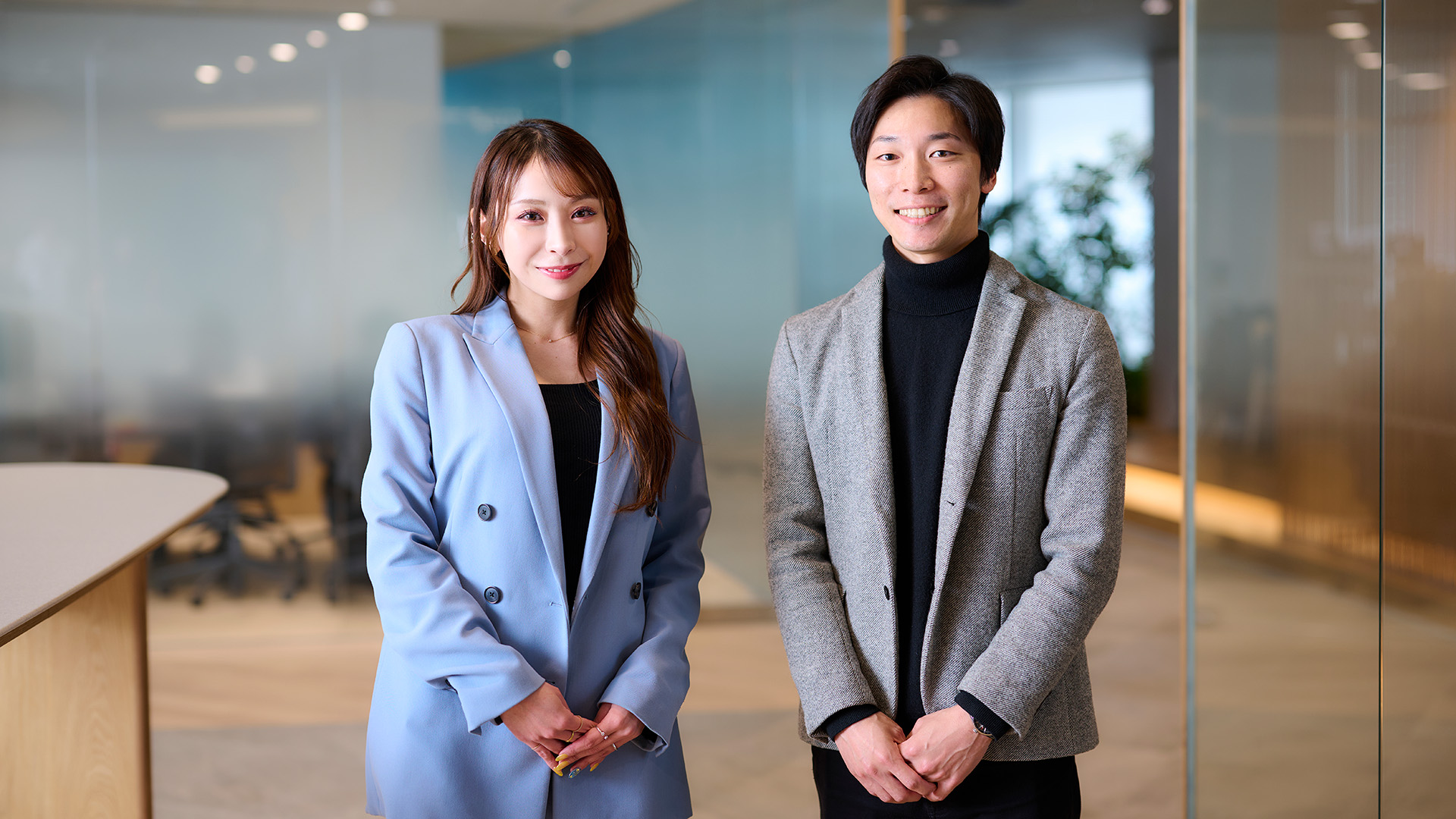 写真：電通デジタルのオフィスで並ぶ、保科 早希（左）、岡田 健太（右）